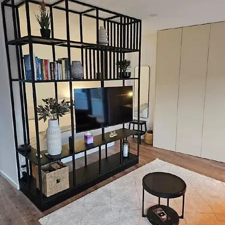 Chomes Pt - Comfort, Compact, Convenience アパート *
